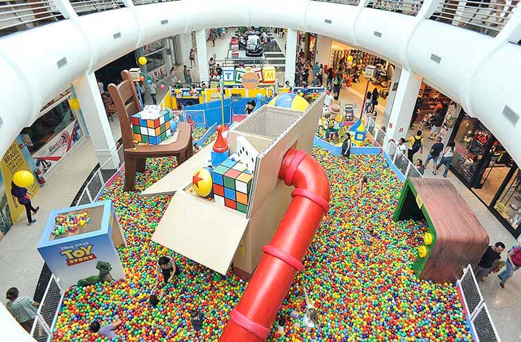 Toy Story invade uma grande piscina de bolinhas