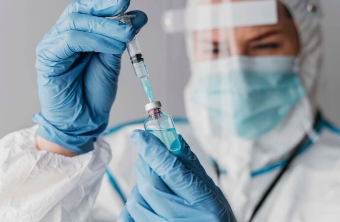 Médica lista cuidados com os efeitos colaterais das vacinas