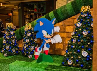 Decoração natalina com o Sonic no Américas Shopping