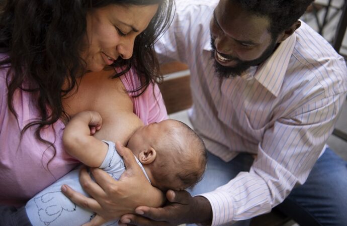 Agosto Dourado: bebê que mama no peito tem menos infecção de ouvido