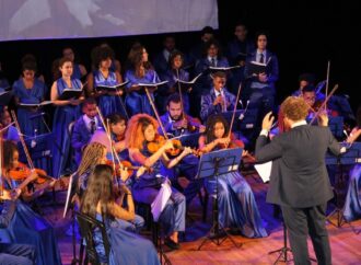 Orquestra formada por jovens de baixa renda se apresenta no Teatro dos Grandes Atores