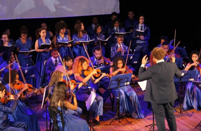 Orquestra formada por jovens de baixa renda se apresenta no Teatro dos Grandes Atores