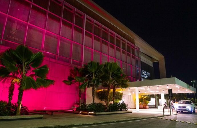 Via Parque Shopping realiza campanha de doação de lenços no Outubro Rosa