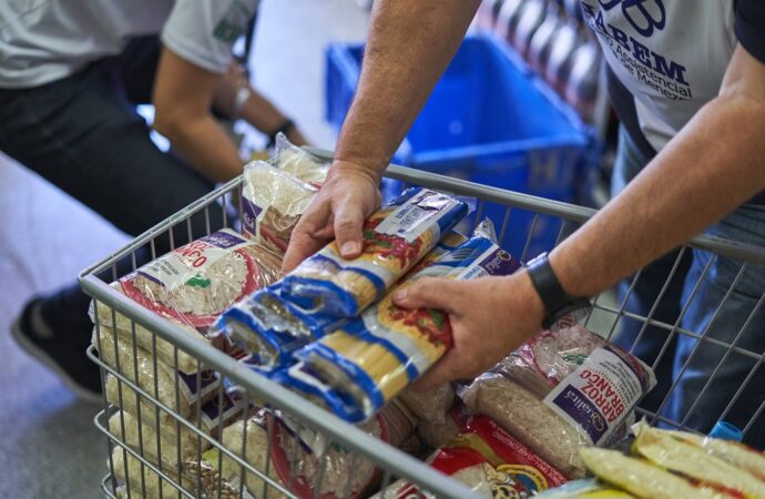 Campanha de arrecadação de alimentos na Barra