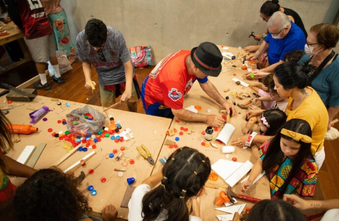 Getúlio Damado traz oficina de brinquedos de sucata para o Museu do Pontal