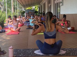 Dia das Mães: aulão de yoga gratuito no Via Parque