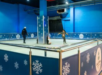 Pista de patinação no gelo é atração do Via Parque