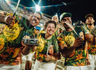 Bateria da Mocidade esquenta o pré-Carnaval do Shopping Metropolitano Barra