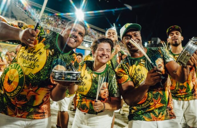 Bateria da Mocidade esquenta o pré-Carnaval do Shopping Metropolitano Barra