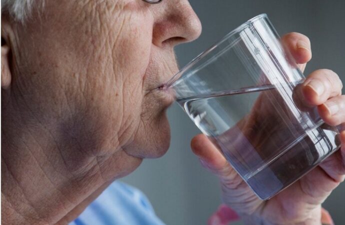 Desidratação nos idosos pode ocasionar até confusão mental