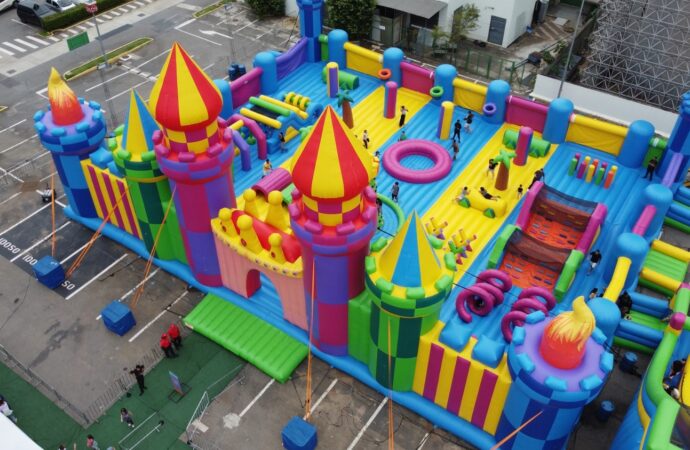 Castelo inflável Jump Around está de volta ao Via Parque