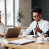 A importância da linguagem corporal e não verbal na comunicação eficaz no ambiente de trabalho