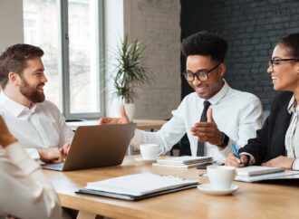 A importância da linguagem corporal e não verbal na comunicação eficaz no ambiente de trabalho