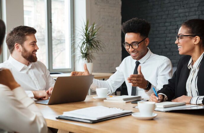 A importância da linguagem corporal e não verbal na comunicação eficaz no ambiente de trabalho