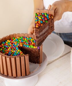 Torta-Dia-das-Criancas-KitKat-Lecado-250x300 Newscrunch