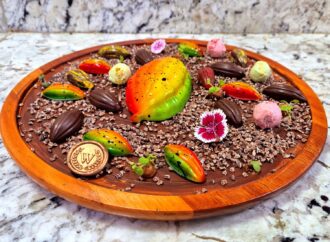 Dia Mundial do Chocolate: mousse com chocolate meio amargo, rum e caramelo salgado em formato de cacau é sugestão do Windsor Barra