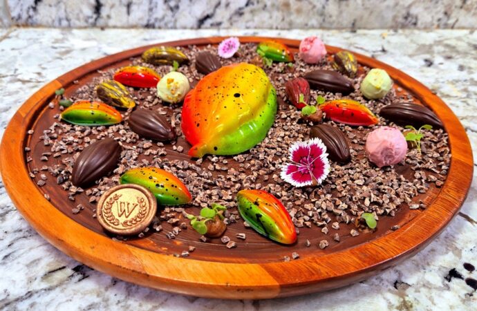 Dia Mundial do Chocolate: mousse com chocolate meio amargo, rum e caramelo salgado em formato de cacau é sugestão do Windsor Barra