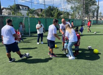 Escola de futebol do Zico recebe crianças autistas em evento inclusivo