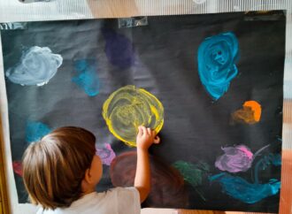 Família, escola e comunidade podem ajudar as crianças a lidarem com o estresse