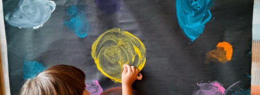 Família, escola e comunidade podem ajudar as crianças a lidarem com o estresse