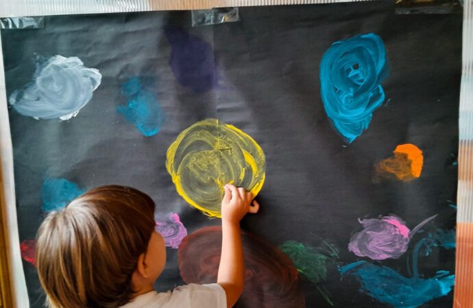 Família, escola e comunidade podem ajudar as crianças a lidarem com o estresse