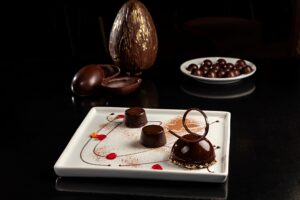 Dacquoise-de-chocolate-e-caramelo-05-Pascoa-Windsor-Marapendi-2026-Alex-Souto-300x200 Newscrunch